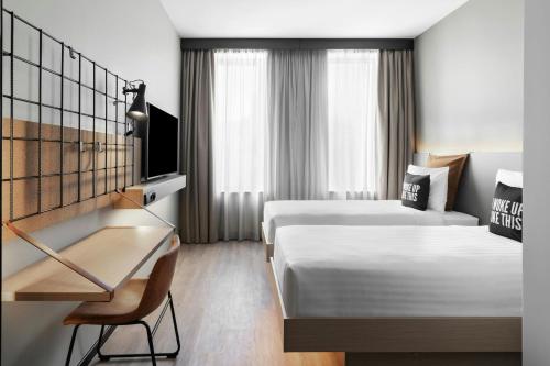 Moxy Twin Room with Atrium View del hotel Moxy Alfragide Lisboa. Foto 2