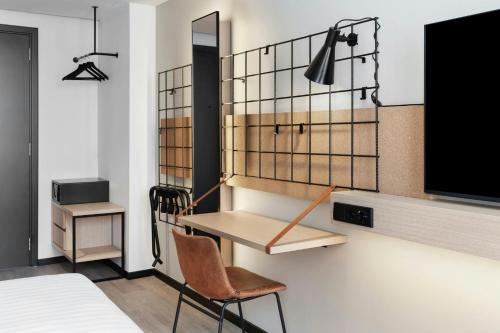 Moxy Twin Room with Atrium View del hotel Moxy Alfragide Lisboa. Foto 4
