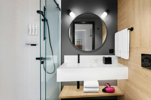 Moxy Twin Room with Atrium View del hotel Moxy Alfragide Lisboa. Foto 5