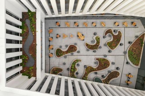 Moxy Twin Room with Atrium View del hotel Moxy Alfragide Lisboa. Foto 6