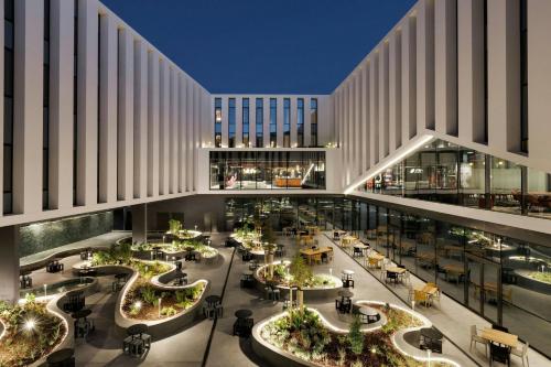 Moxy Twin Room with Atrium View del hotel Moxy Alfragide Lisboa. Foto 7