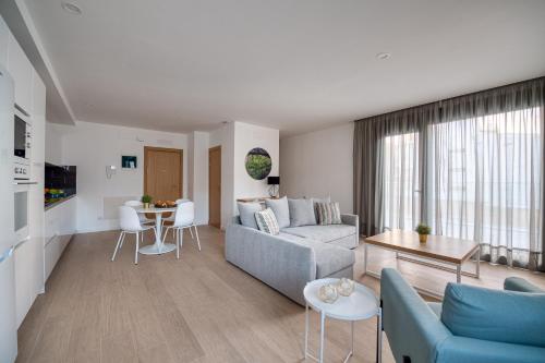 Suite Familiar con balcón del hotel Beach Alfredo. Foto 5