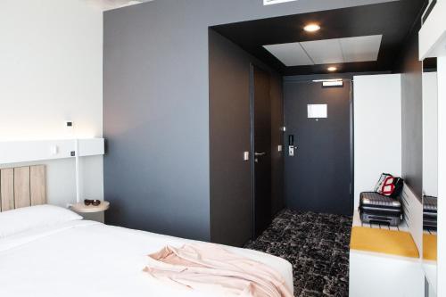 Habitación Standard con 1 cama queen size (160 × 200 cm) para huéspedes con movilidad reducida del hotel Ibis Berlin Airport