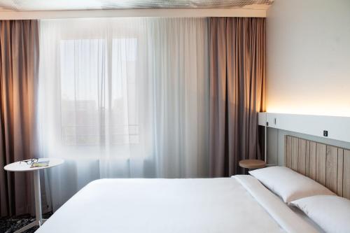 Habitación Standard con 1 cama queen size (160 × 200 cm) para huéspedes con movilidad reducida del hotel Ibis Berlin Airport. Foto 1