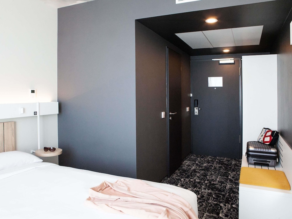Habitación Standard con 1 cama queen size de 160 × 200 del hotel Ibis Berlin Airport. Foto 2