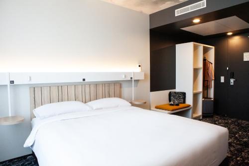 Habitación Standard con 1 cama queen size (160 × 200 cm) para huéspedes con movilidad reducida del hotel Ibis Berlin Airport. Foto 7