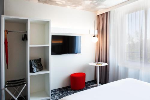 Habitación Standard con 1 cama queen size (160 × 200 cm) para huéspedes con movilidad reducida del hotel Ibis Berlin Airport. Foto 8