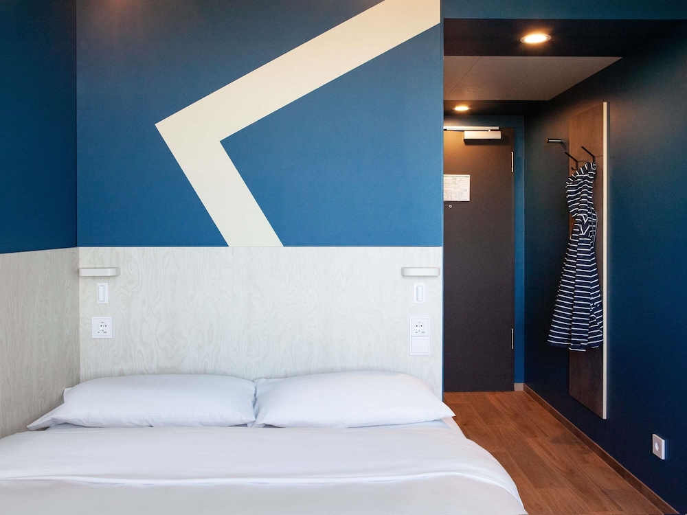 Habitación estándar con 1 cama queen size 150x200cm del hotel Ibis Budget Berlin Airport. Foto 4