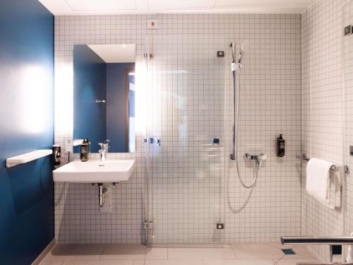 Habitación estándar con 1 cama queen size (150 x 200 cm), accesible del hotel Ibis Budget Berlin Airport. Foto 1