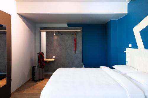 Habitación estándar con 1 cama queen size (150 x 200 cm), accesible del hotel Ibis Budget Berlin Airport. Foto 2