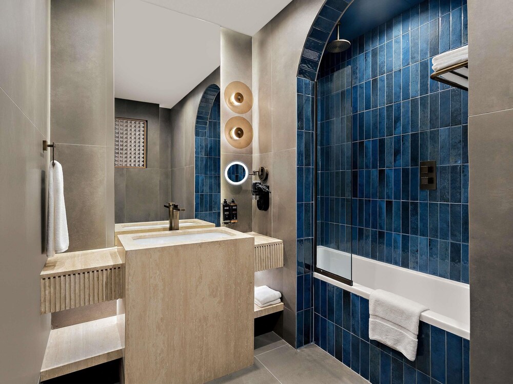 Habitación Superior King del hotel Mercure Abu Dhabi Downtown. Foto 6