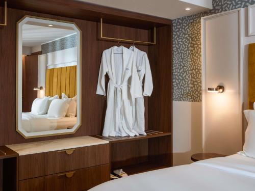 Suite de 1 dormitorio con cama extragrande y 2 balcones del hotel Novotel Malta Sliema