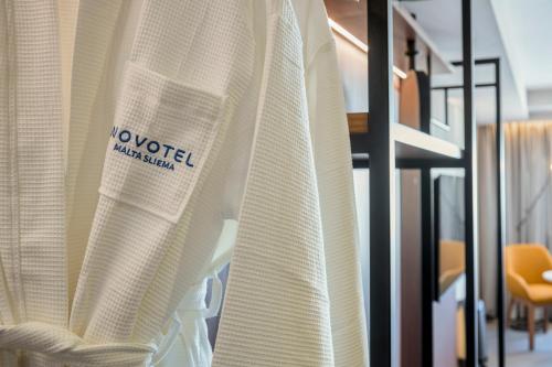 Habitación adaptada para personas de movilidad reducida del hotel Novotel Malta Sliema. Foto 4
