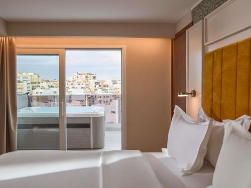 Suite con Balcón del hotel Novotel Malta Sliema. Foto 1