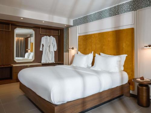 Suite de 1 dormitorio con cama extragrande y 2 balcones del hotel Novotel Malta Sliema. Foto 3