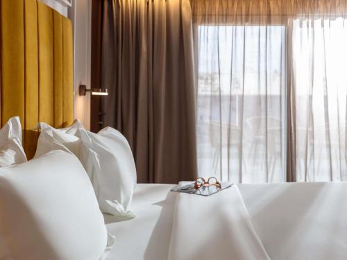 Suite de 1 dormitorio con cama extragrande y 2 balcones del hotel Novotel Malta Sliema. Foto 6