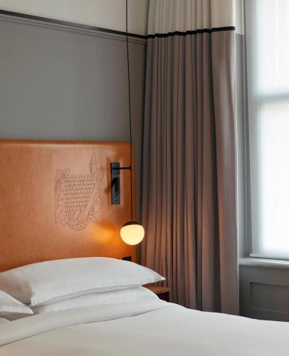 Habitación con cama extragrande. del hotel Andaz London Liverpool Street - A Concept By Hyatt. Foto 1