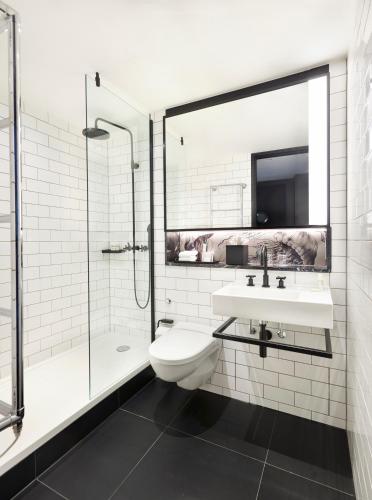 Habitación con cama grande del hotel Andaz London Liverpool Street - A Concept By Hyatt