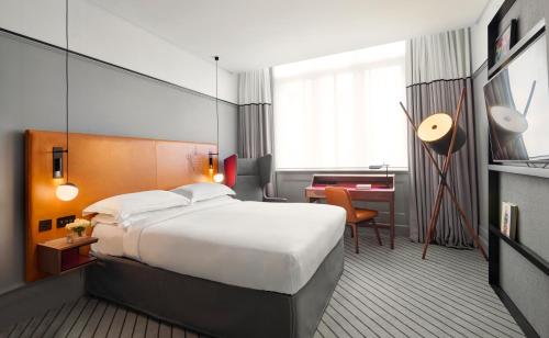 Habitación con cama grande del hotel Andaz London Liverpool Street - A Concept By Hyatt. Foto 2