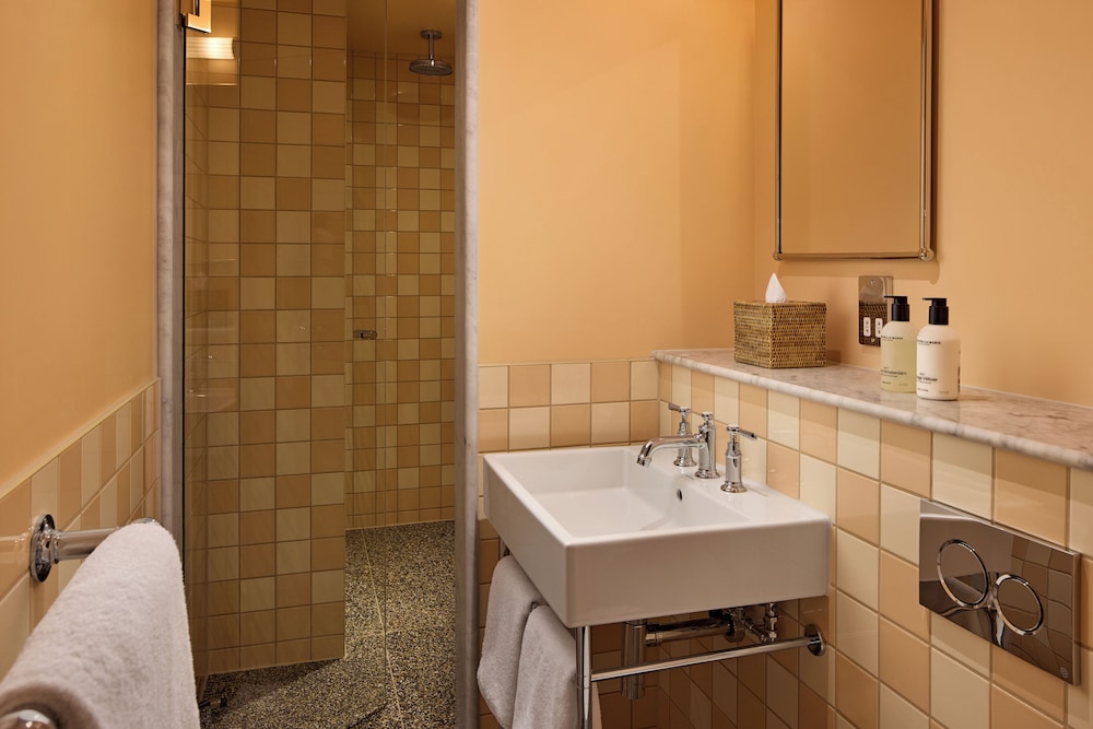 Suite Grand, 2 habitaciones, cocina del hotel The July London Victoria. Foto 7