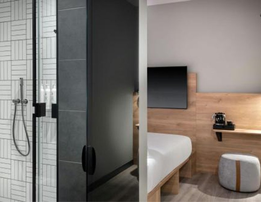 Habitación Moxy con cama grande del hotel Moxy London Piccadilly Circus. Foto 4