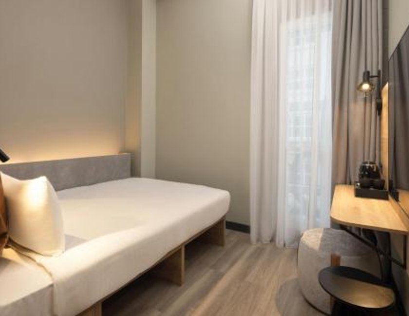 Habitación Moxy con cama grande del hotel Moxy London Piccadilly Circus. Foto 8