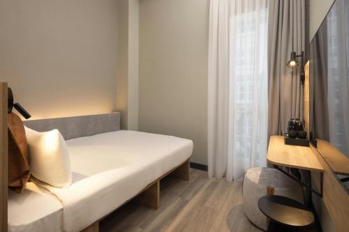 Habitación Moxy con cama grande del hotel Moxy London Piccadilly Circus. Foto 1