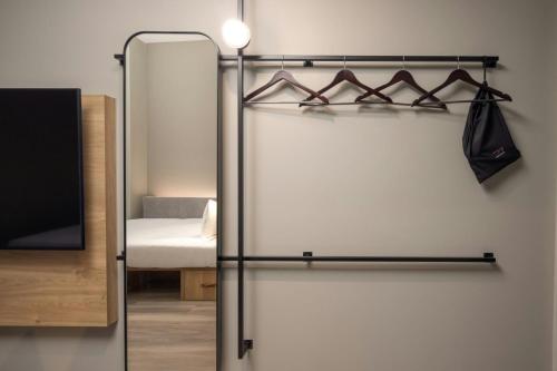 Habitación Moxy con cama grande del hotel Moxy London Piccadilly Circus. Foto 4