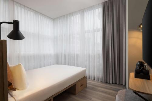 Habitación Moxy Showtime Sleeper con cama grande y vistas a la ciudad del hotel Moxy London Piccadilly Circus