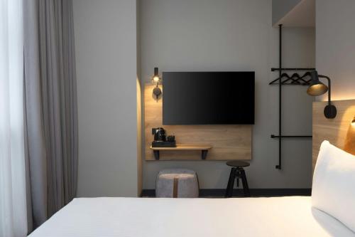 Habitación Moxy Showtime Sleeper con cama grande y vistas a la ciudad del hotel Moxy London Piccadilly Circus. Foto 2