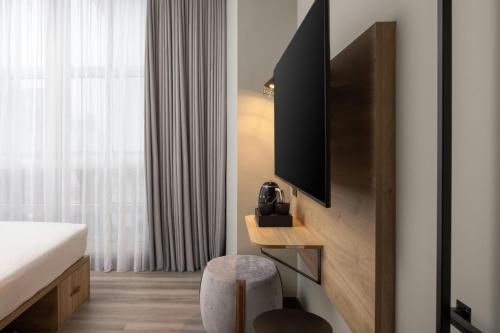 Habitación Moxy Showtime Sleeper con cama grande y vistas a la ciudad del hotel Moxy London Piccadilly Circus. Foto 3