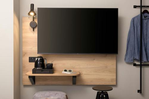 Habitación Moxy Showtime Sleeper con cama grande y vistas a la ciudad del hotel Moxy London Piccadilly Circus. Foto 4