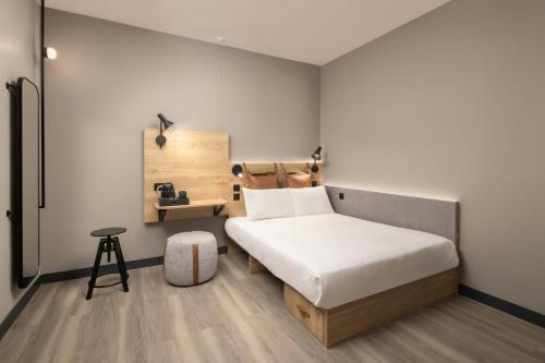 Habitación Moxy Hideaway Sleeper con cama grande - Sin ventana del hotel Moxy London Piccadilly Circus