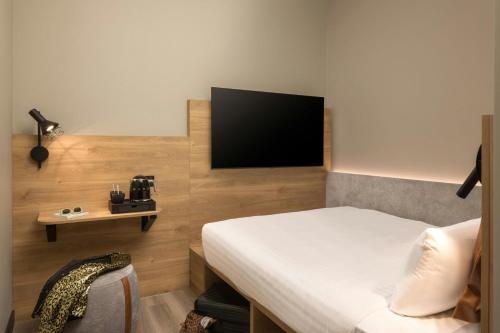 Habitación Moxy Hideaway Sleeper con cama grande - Sin ventana del hotel Moxy London Piccadilly Circus. Foto 1