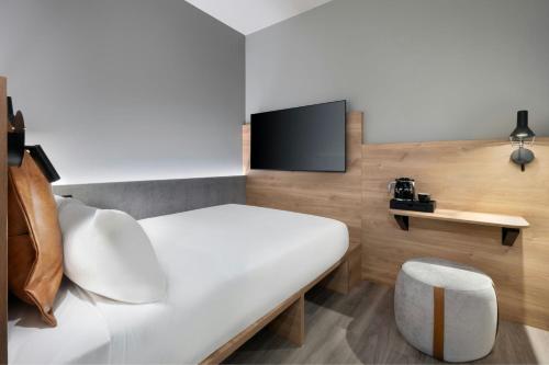 Habitación Moxy Hideaway Sleeper con cama grande - Sin ventana del hotel Moxy London Piccadilly Circus. Foto 2