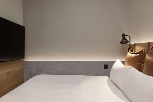 Habitación Moxy Hideaway Sleeper con cama grande - Sin ventana del hotel Moxy London Piccadilly Circus. Foto 4