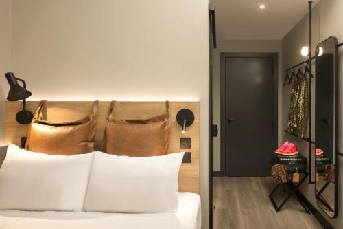 Habitación Moxy Hideaway Sleeper con cama grande - Sin ventana del hotel Moxy London Piccadilly Circus. Foto 5