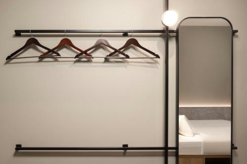 Habitación Moxy Hideaway Sleeper con cama grande - Sin ventana del hotel Moxy London Piccadilly Circus. Foto 6