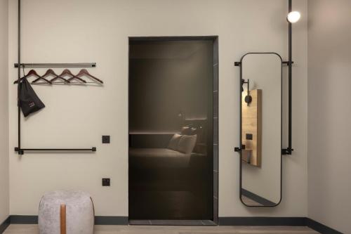 Habitación Moxy Hideaway Sleeper con cama grande - Sin ventana del hotel Moxy London Piccadilly Circus. Foto 7