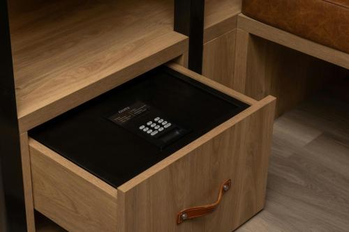 Habitación Moxy Hideaway Sleeper con cama grande - Sin ventana del hotel Moxy London Piccadilly Circus. Foto 9