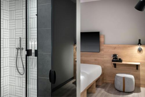 Habitación Moxy Hideaway Sleeper con cama grande - Sin ventana del hotel Moxy London Piccadilly Circus. Foto 10