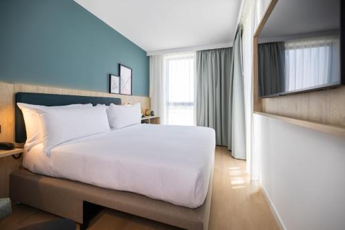 Habitación con cama extragrande. del hotel Spark By Hilton Madrid Alcala. Foto 1