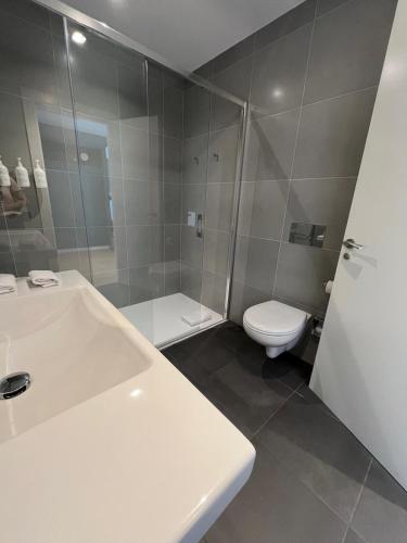 Habitación con cama extragrande y sofá cama del hotel Spark By Hilton Madrid Alcala. Foto 3