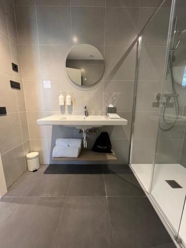 Habitación con cama extragrande y sofá cama del hotel Spark By Hilton Madrid Alcala. Foto 4