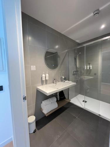 Habitación con cama extragrande y sofá cama del hotel Spark By Hilton Madrid Alcala. Foto 5