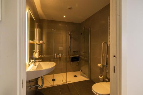 Habitación con cama extragrande - Adaptada para personas de movilidad reducida del hotel Spark By Hilton Madrid Alcala. Foto 4