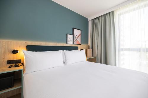 Habitación con cama grande del hotel Spark By Hilton Madrid Alcala. Foto 2