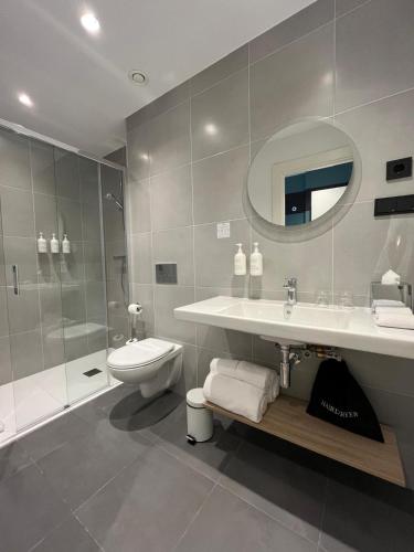 Habitación con cama grande del hotel Spark By Hilton Madrid Alcala. Foto 7