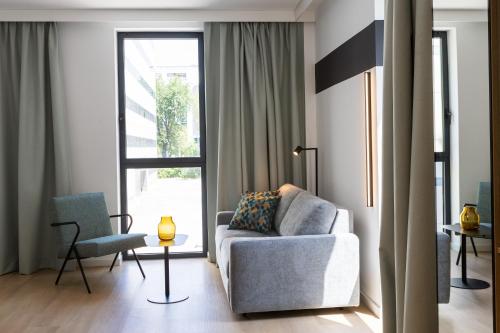Habitación con cama extragrande y sofá cama del hotel Spark By Hilton Madrid Alcala. Foto 4