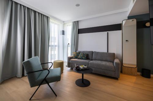 Habitación con cama extragrande y sofá cama del hotel Spark By Hilton Madrid Alcala. Foto 5